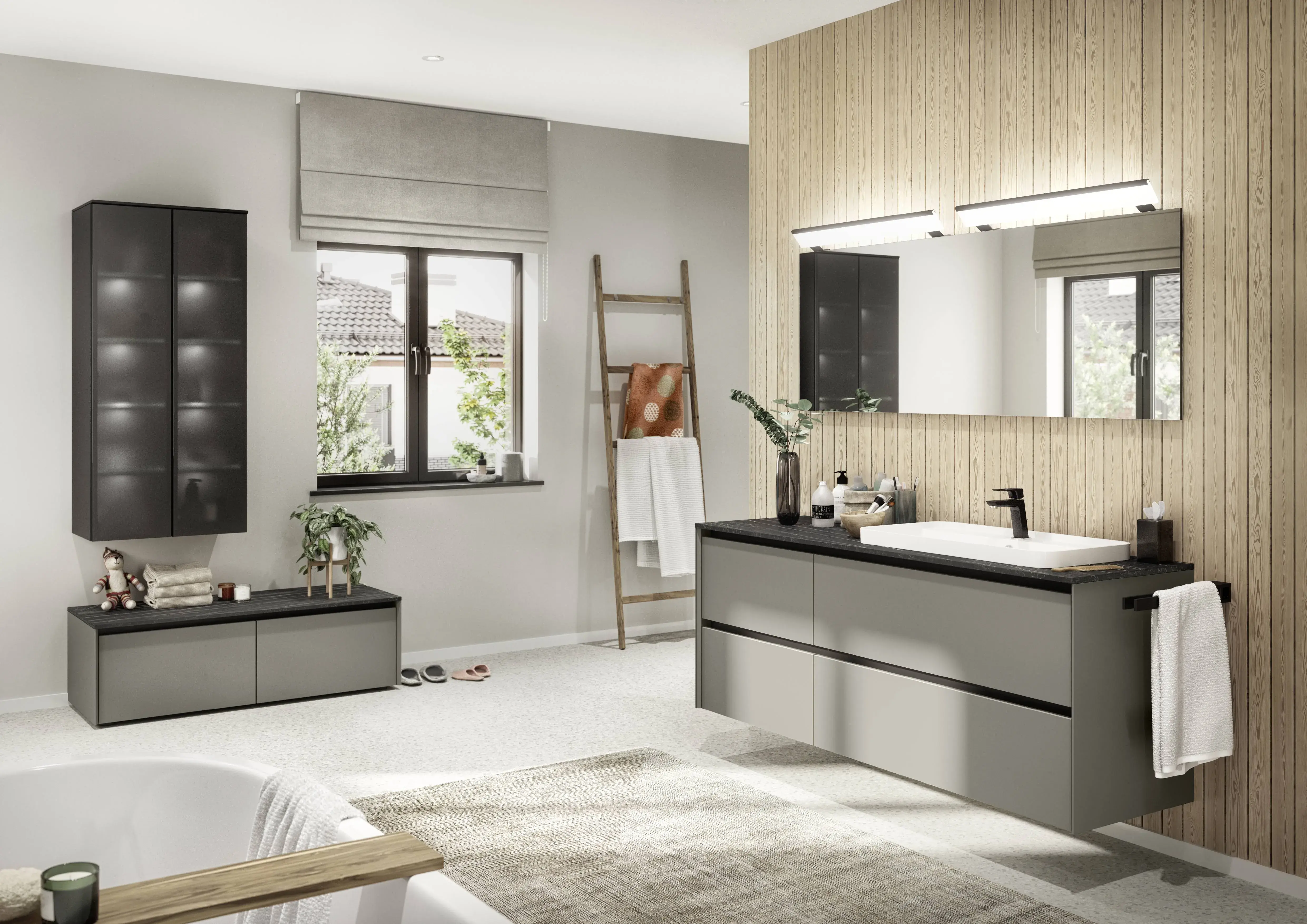 Modernes Badezimmer mit schwarzen Hochschränken und heller Holzlamellenwand