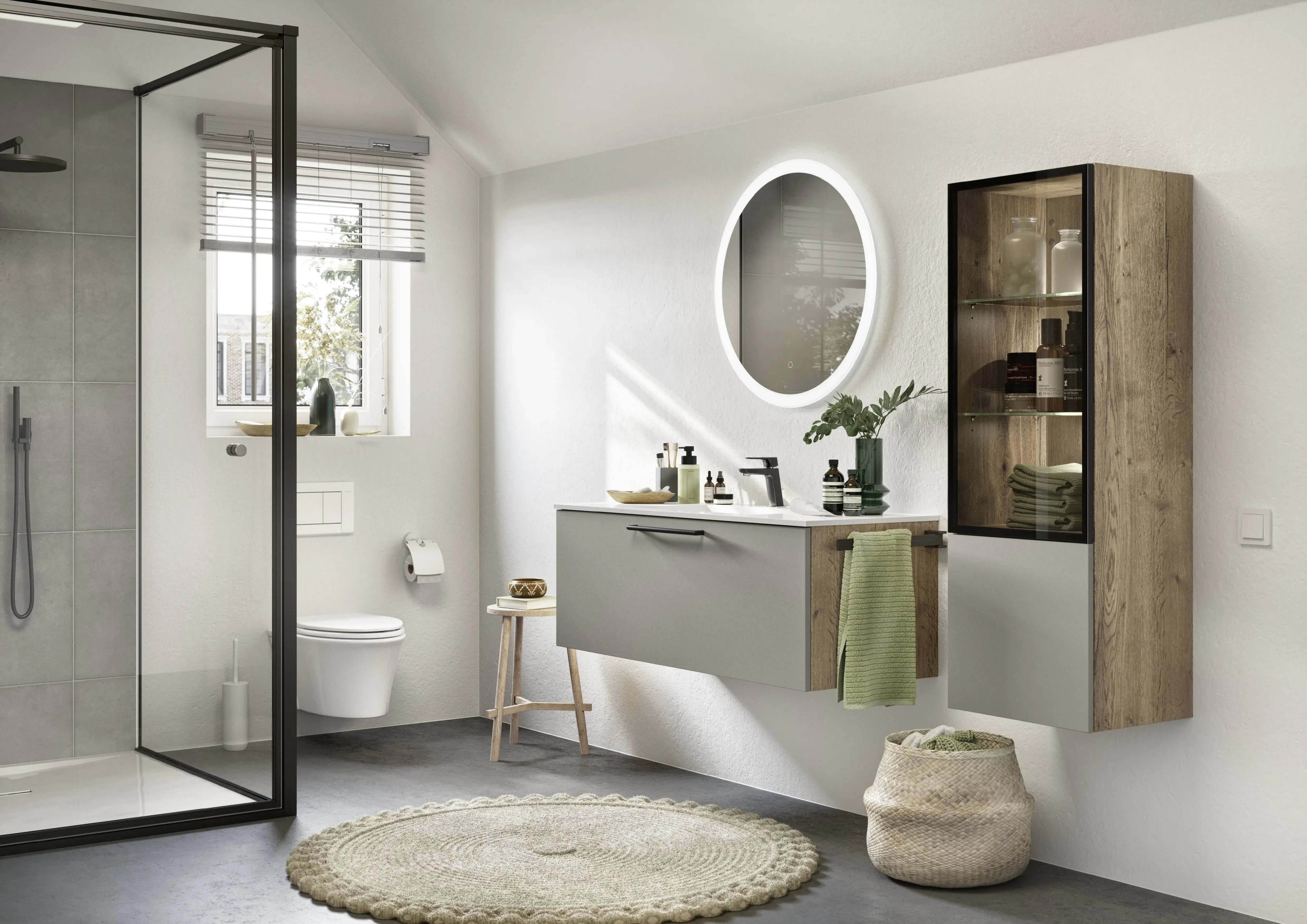 Modernes Badezimmer mit Hochschrank in Holzoptik 