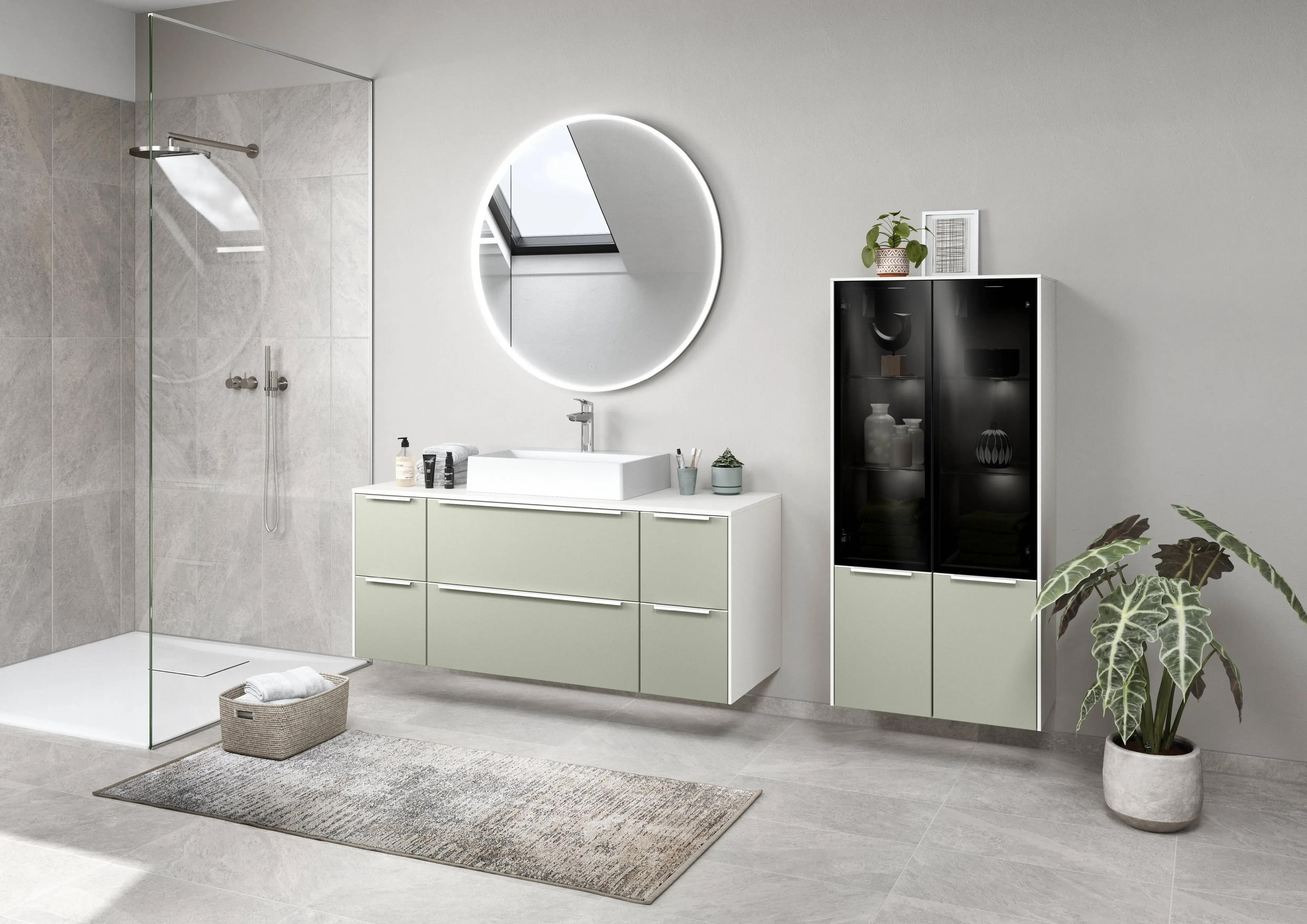 Modernes Badezimmer mit grünen Badmöbeln, Aufsatzwaschbecken, rundem LED-Spiegel, Vitrinenschrank und Walk-in-Dusche