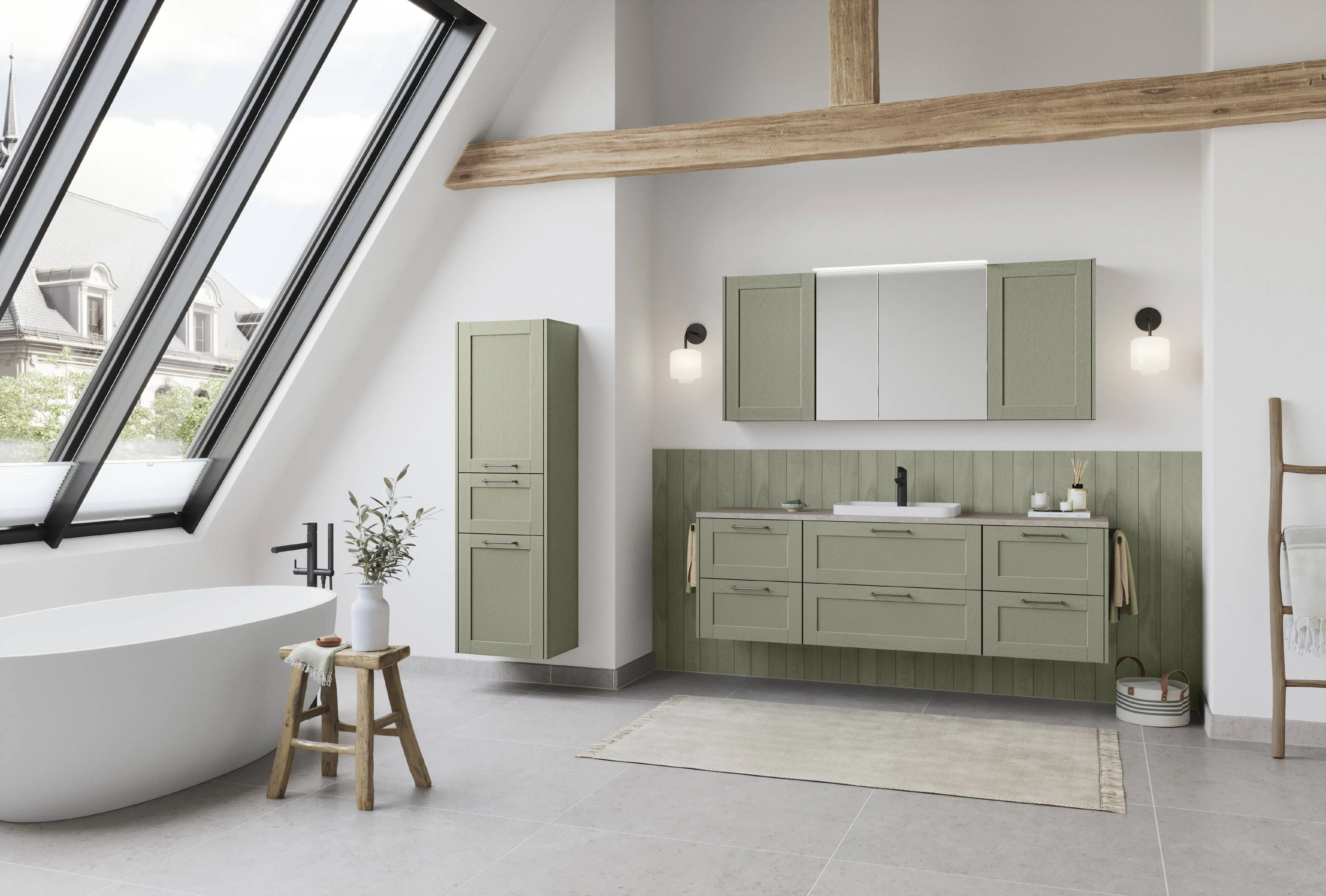 Grüne Badmöbel im Landhausstil mit schwebendem Waschtisch, Spiegelschrank und Hochschrank im hellen Badezimmer