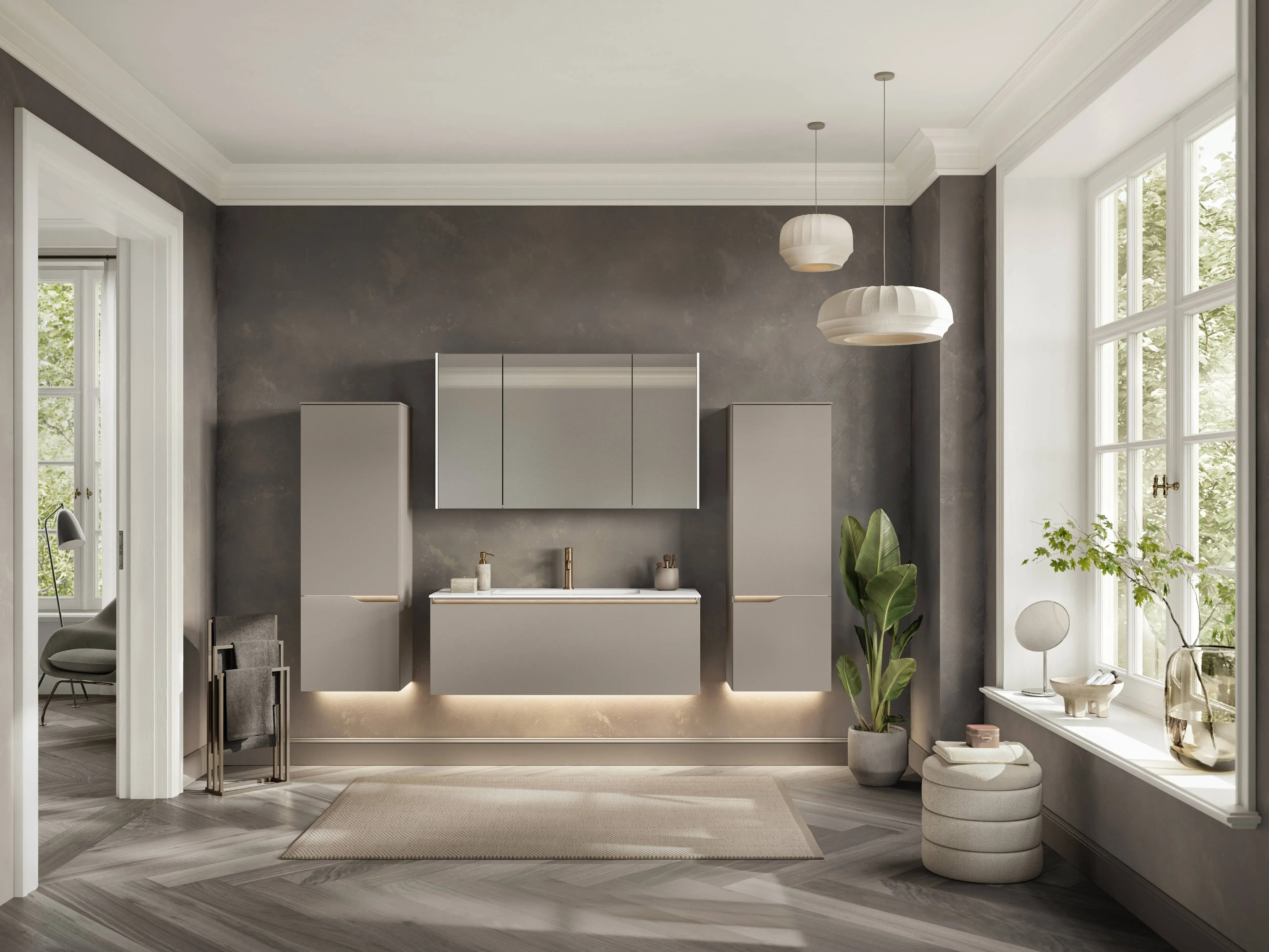 Elegantes Badezimmer mit schwebenden Badmöbeln in Taupe, beleuchtetem Spiegelschrank und hohen Seitenschränken