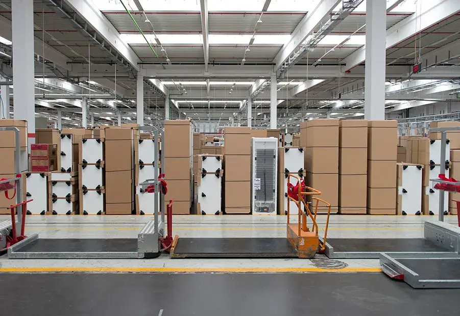 Badmöbelproduktion mit verpackten Möbelteilen in einer modernen Produktionshalle