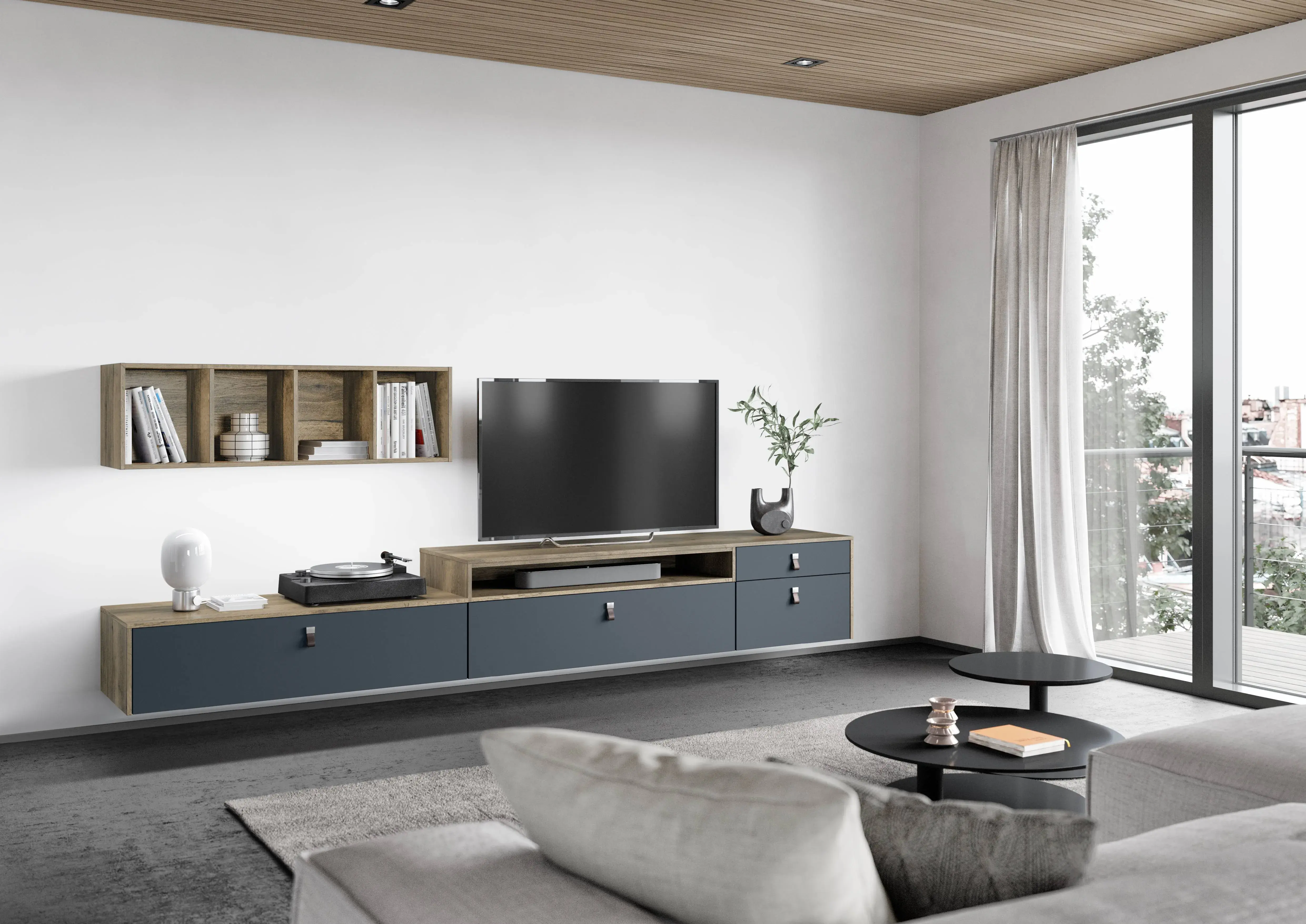 Modernes Wohnzimmer mit schwebender TV-Wohnwand in Dunkelblau und Holzoptik, offenem Wandregal und großen Fenstern