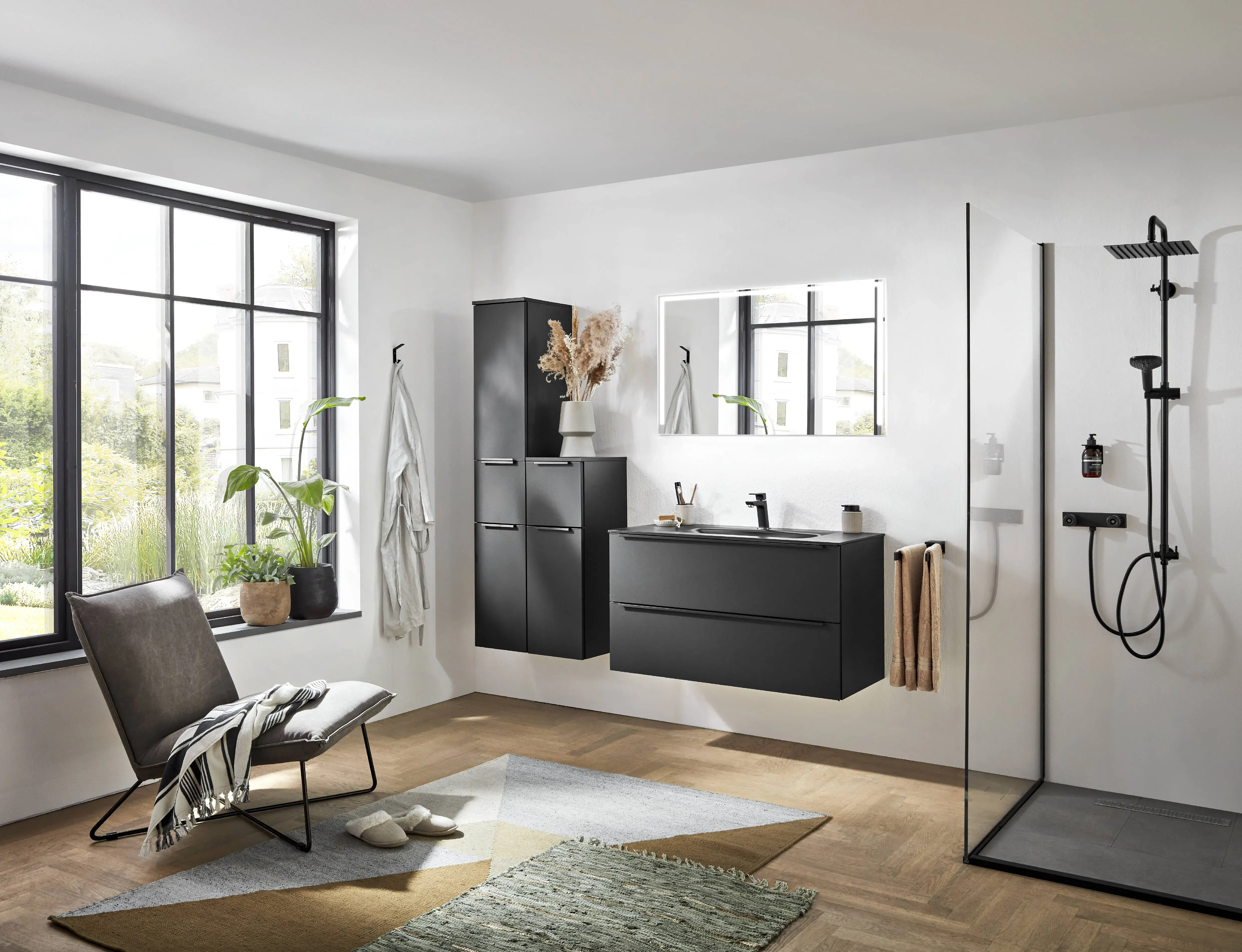 Modernes Badezimmer mit schwarzen Badmöbeln