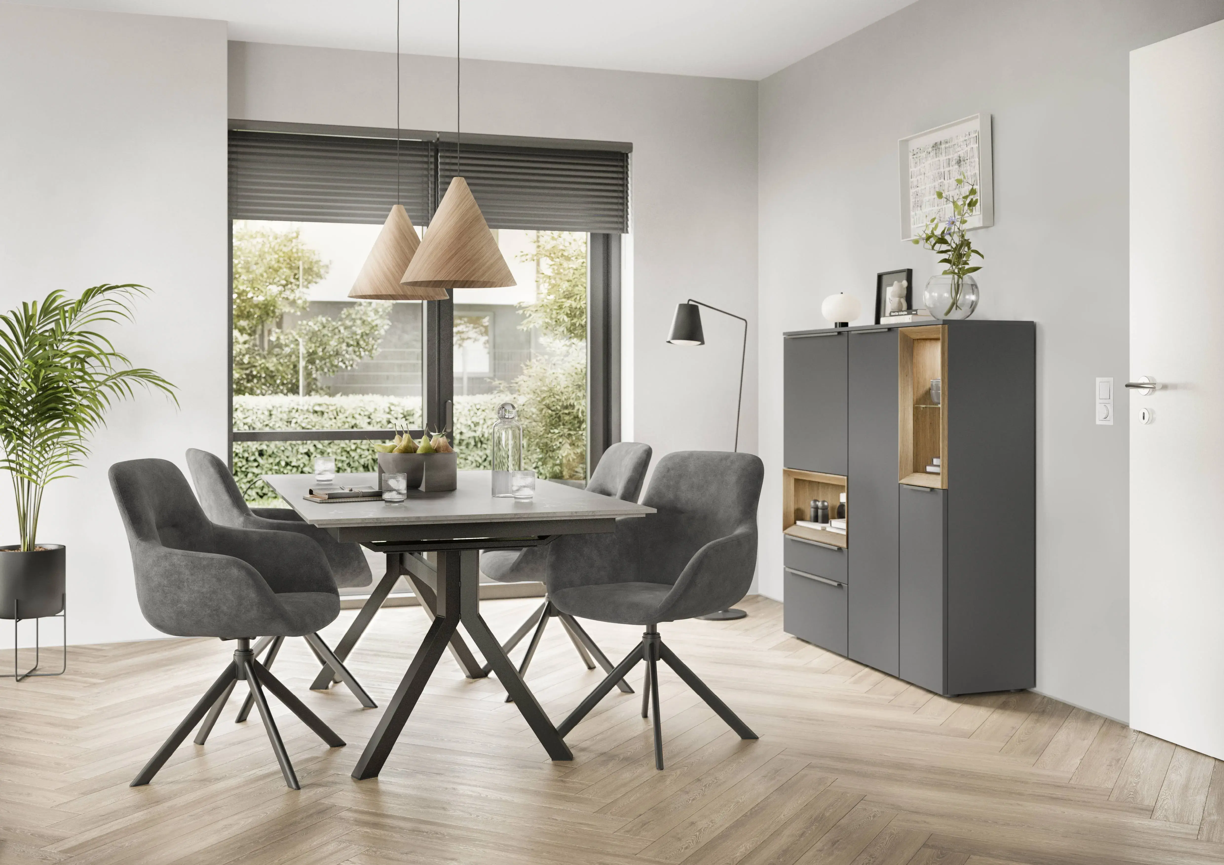 Moderner Essbereich mit Holztisch, sechs braunen Lederstühlen, schwebendem Sideboard und offenem Wandregal
