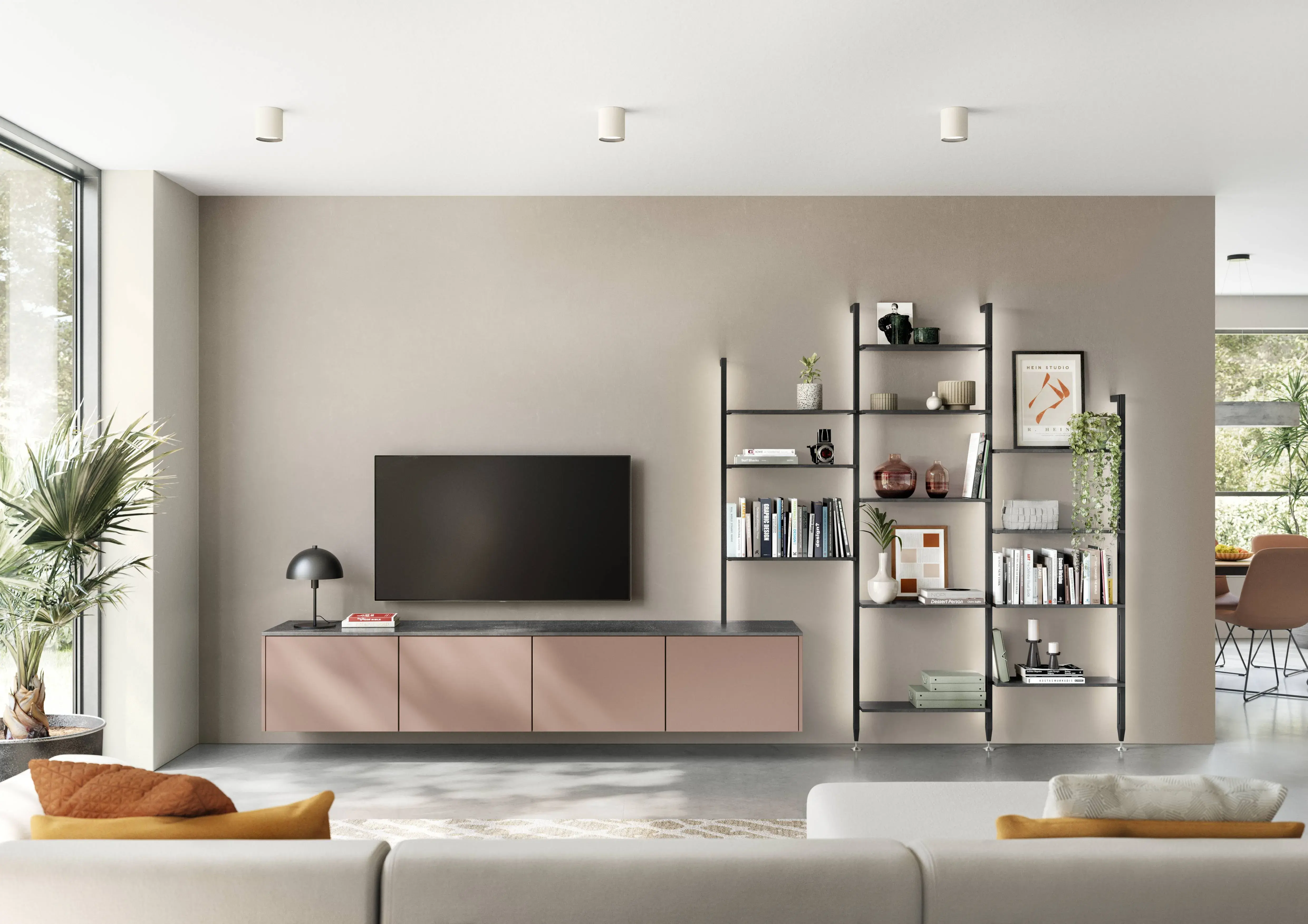 Modernes Wohnzimmer mit rosafarbenem schwebendem TV-Lowboard, schwarzem offenen Regalsystem und großer Fensterfront
