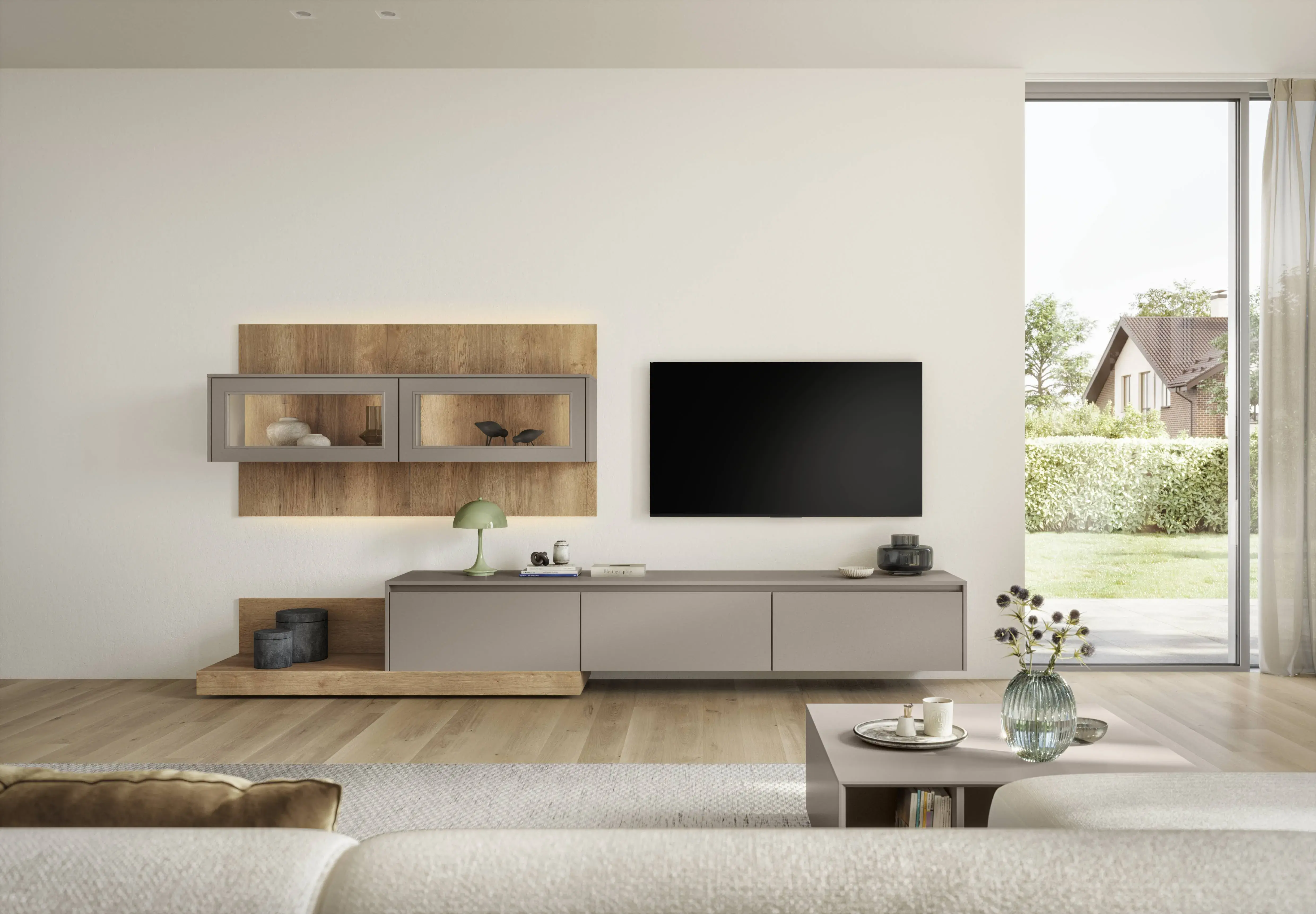 Moderne Wohnwand mit schwebendem Lowboard, beleuchteten Hängeschränken und Holzelementen im hellen Wohnzimmer