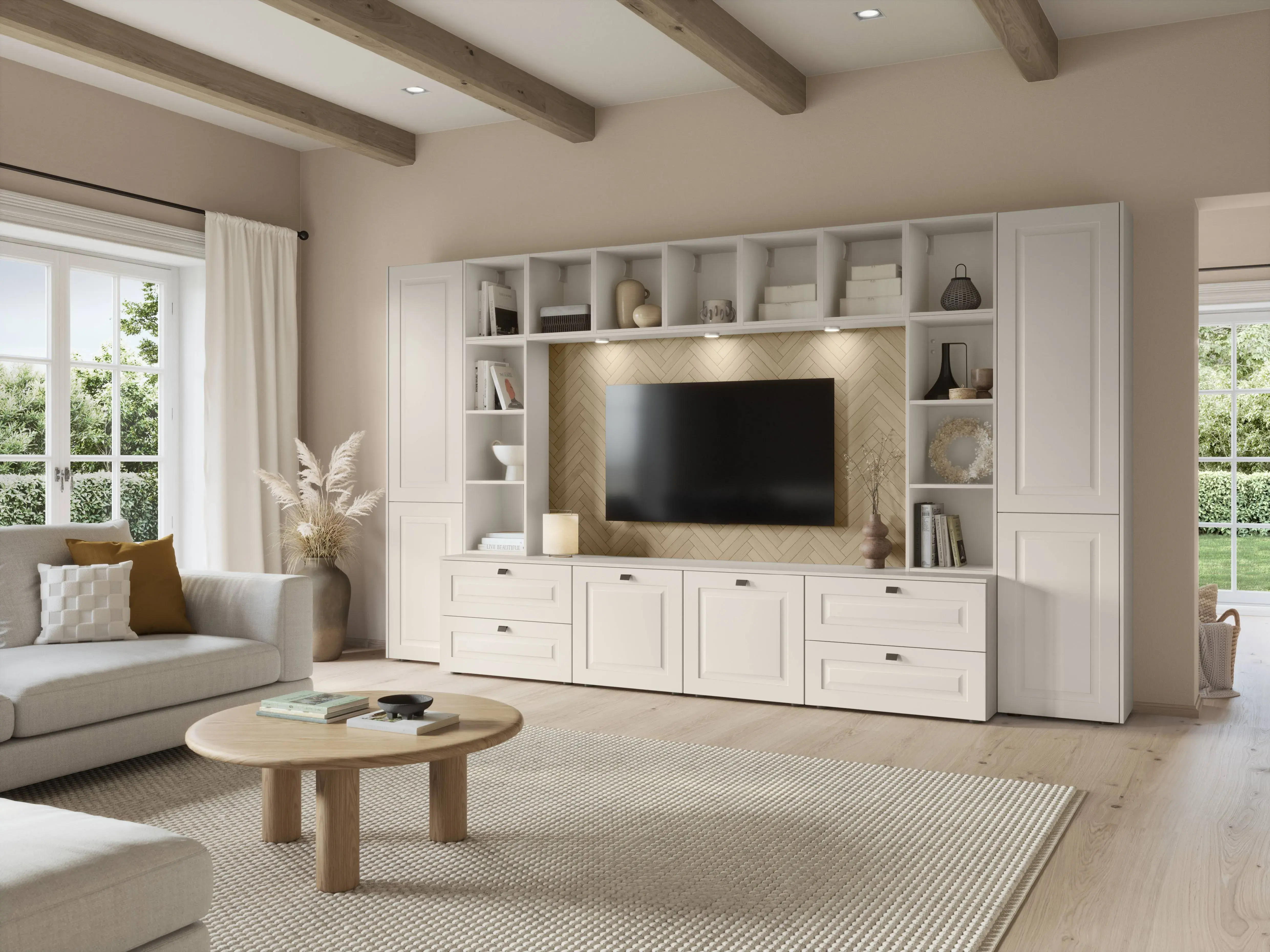 Weiße Wohnwand im Landhausstil mit TV, offenen Regalfächern und warmer Holzrückwand im hellen Wohnzimmer
