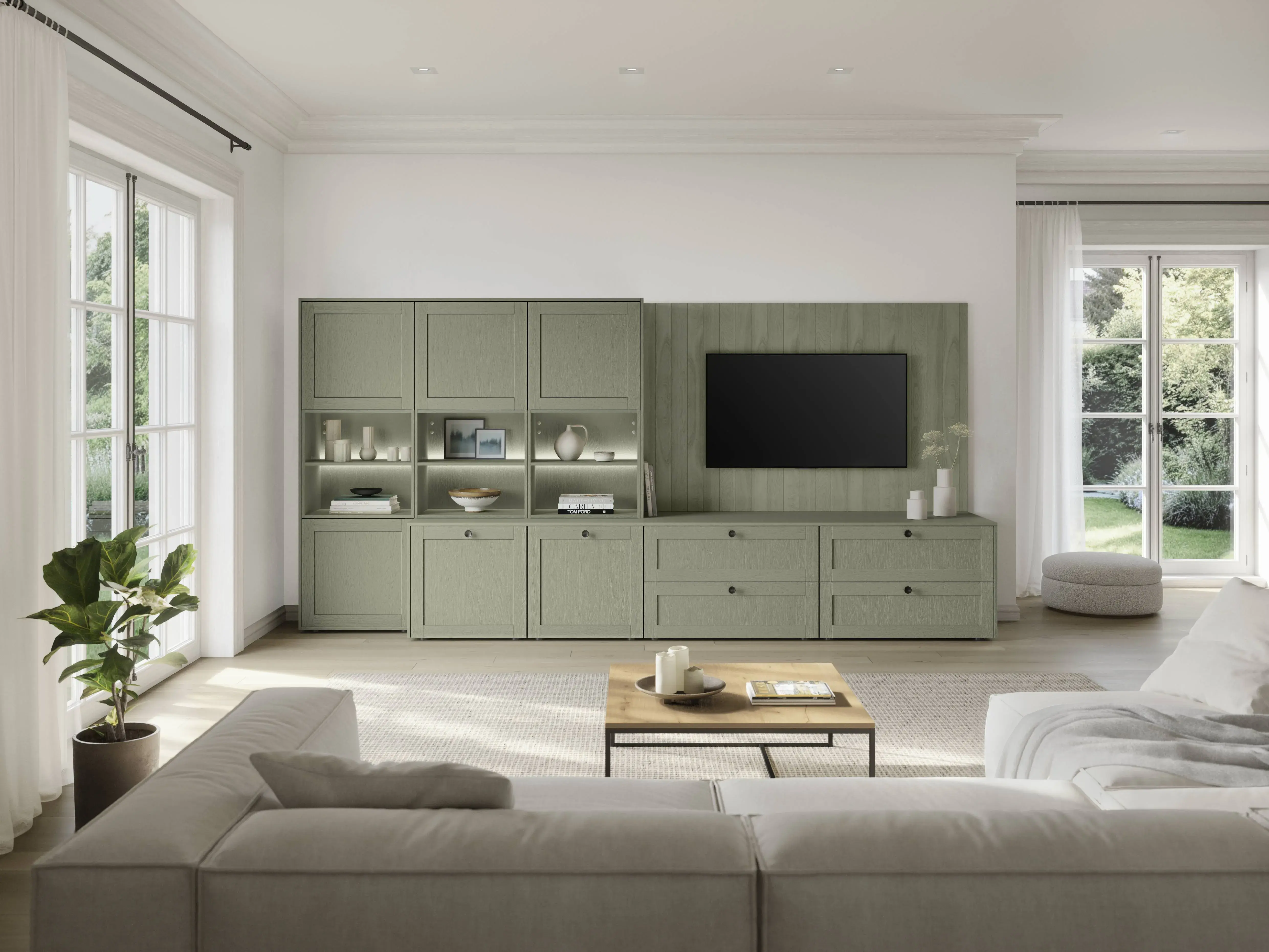 Helles modernes Wohnzimmer mit grüner Wohnwand im Landhausstil, TV-Bereich und beleuchteten offenen Regalfächern