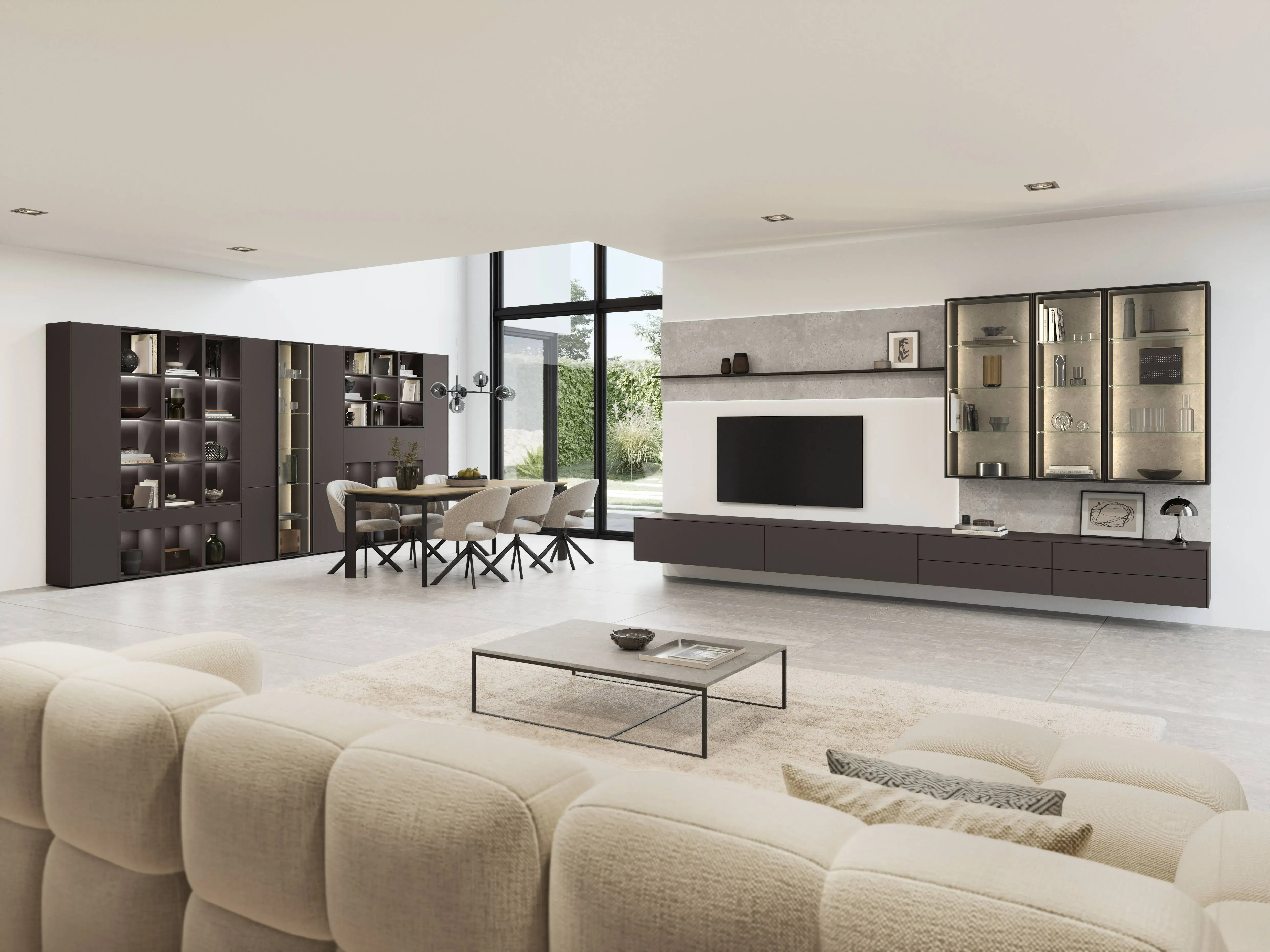 Modernes Wohnzimmer mit heller Sofalandschaft, TV-Wand, beleuchteten Vitrinen und integriertem Essbereich