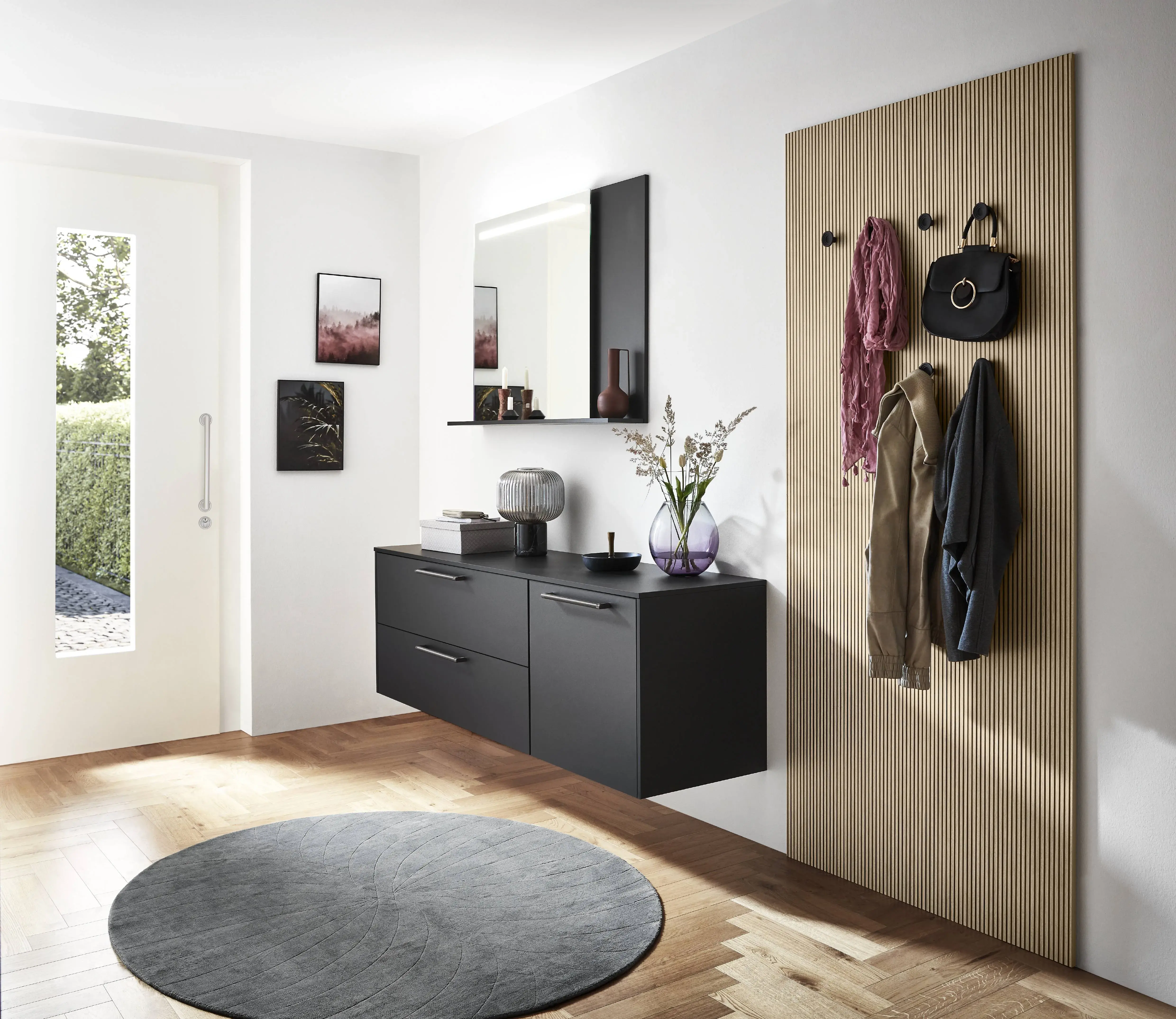 Moderner Flur mit schwarzem schwebendem Sideboard, großem Spiegel und Garderobenwand in Holzoptik