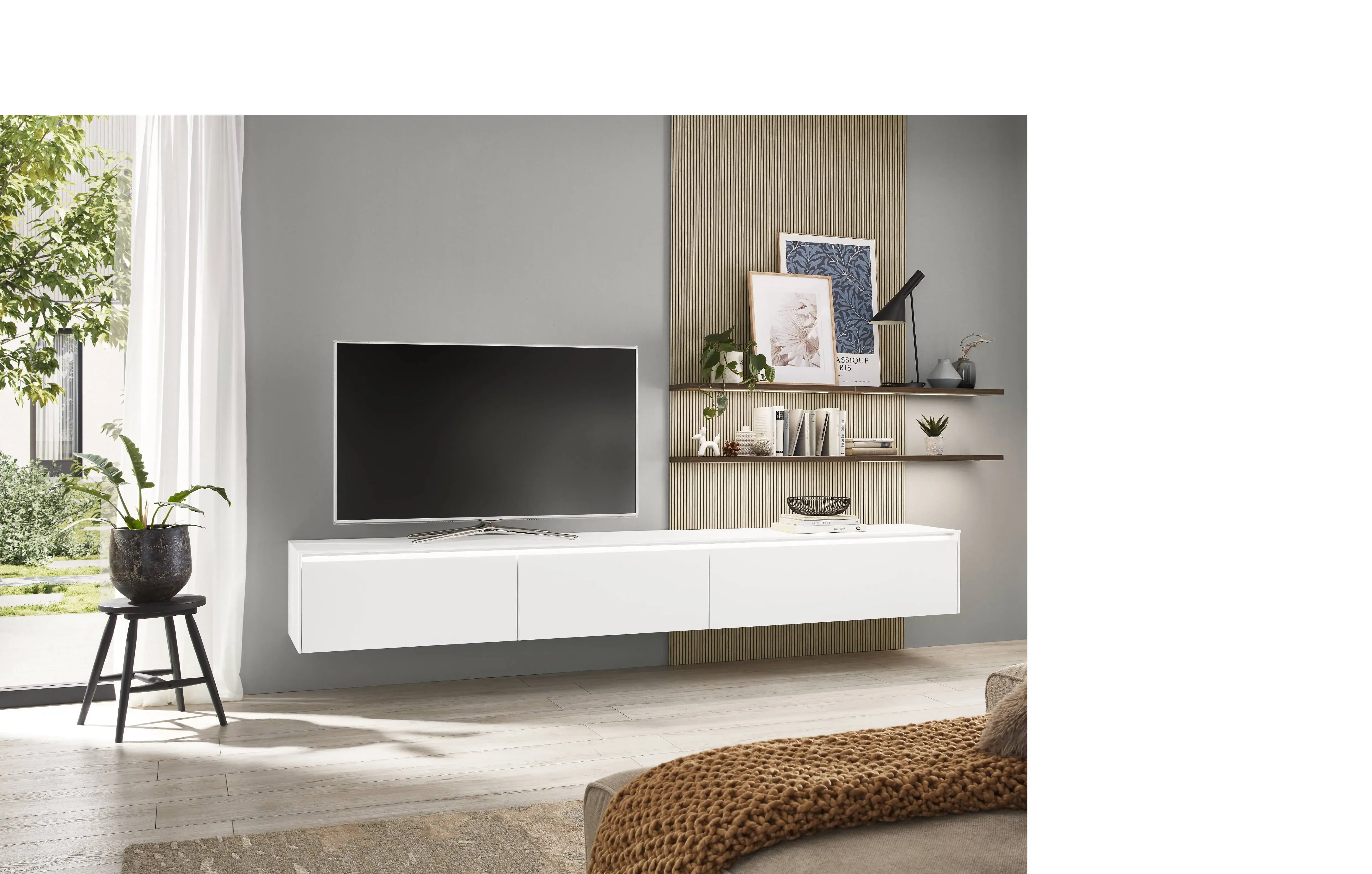 Modernes Wohnzimmer mit schwebendem weißem TV-Lowboard, Holzlamellenwand und offenen Wandregalen
