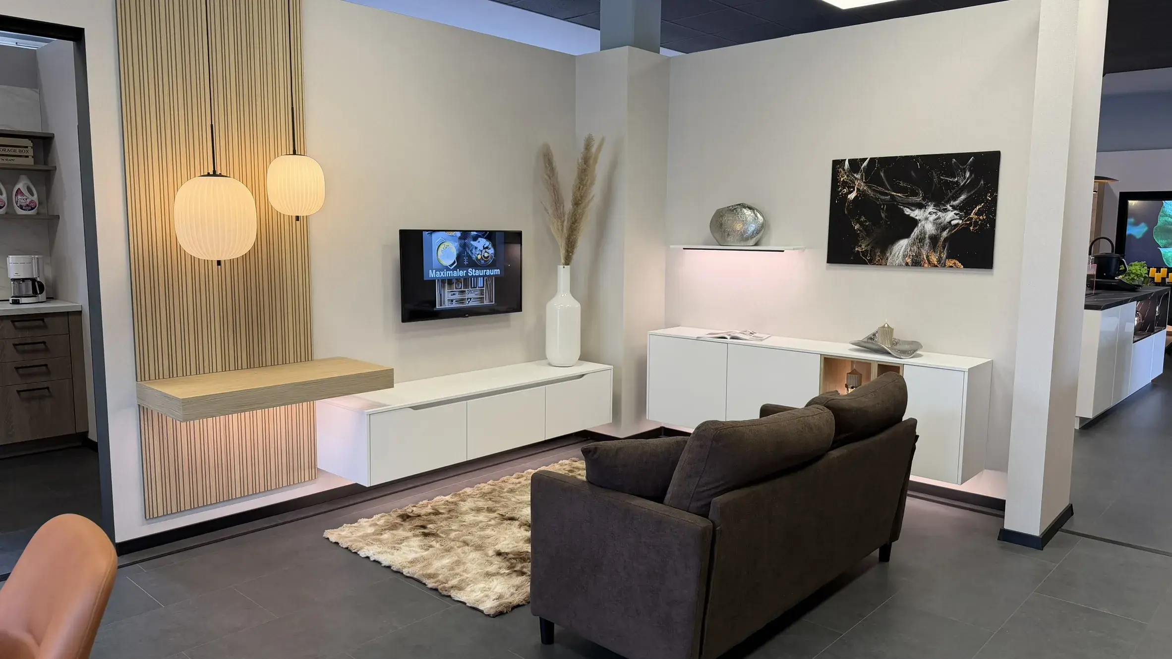 Modernes Wohnzimmer mit TV-Wand, beleuchteten Akustikpaneelen, weißen Sideboards und gemütlicher Sitzecke
