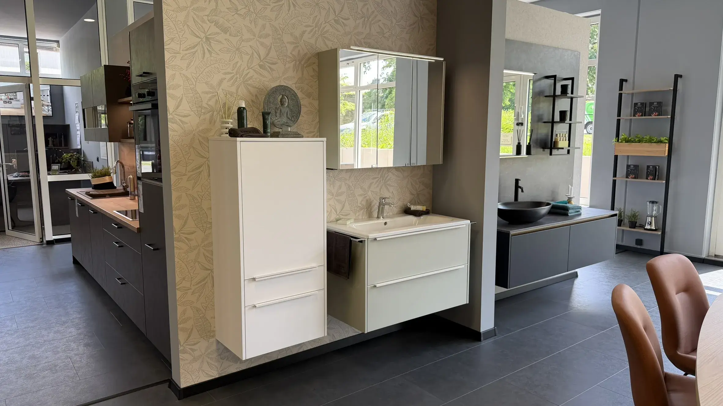 Modernes Badezimmer mit weißem Waschtisch, Spiegelschrank, Hochschrank und dekorativer Wandgestaltung