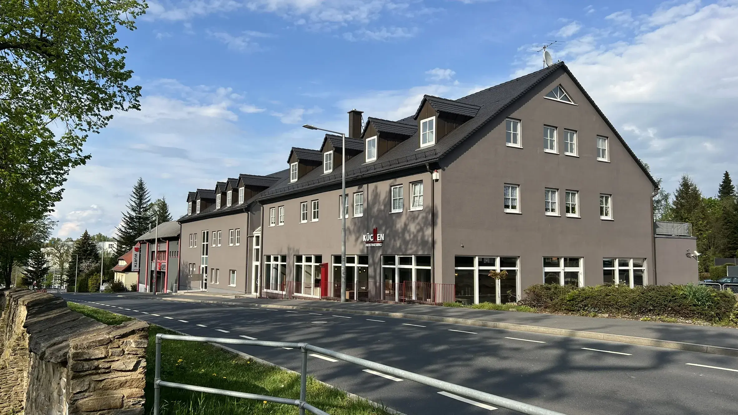 Außenansicht des Unternehmensgebäudes von Küchen am Donatsring mit Küchenstudio und Ausstellungsräumen